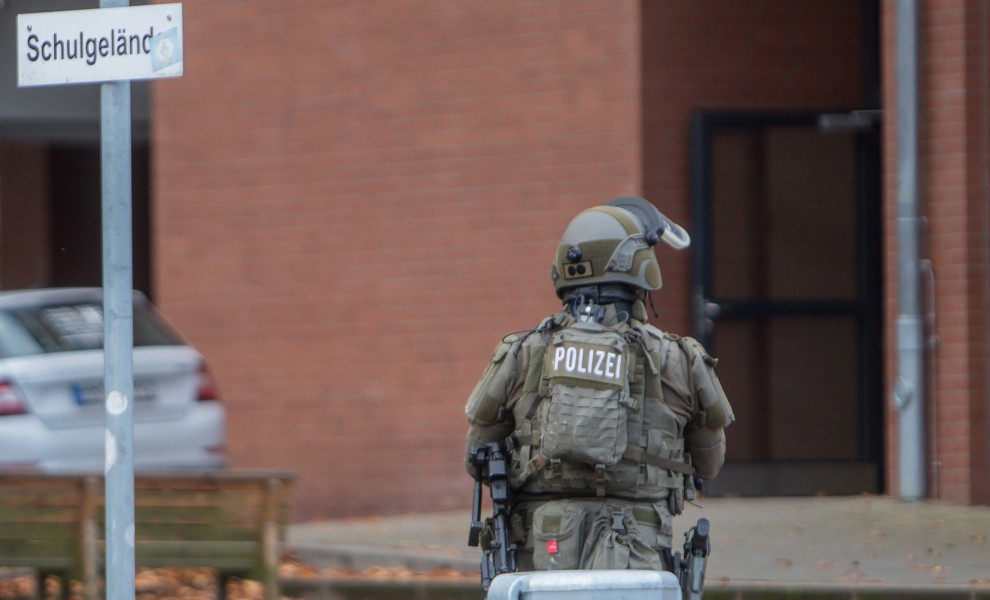 Αστυνομικός έξω από σχολείο στη Γερμανία / Αρχείο ΑΠΕ-EPA