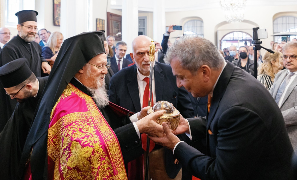 Ο Οικουμενικός Πατριάρχης Βαρθολομαίος προσφέρει συμβολικό δώρο που απεικονίζει τον τρούλο της Αγίας Σοφίας στον χορηγό της αποκατάστασης του ναού επιχειρηματία Βύρωνα Νικολαΐδη