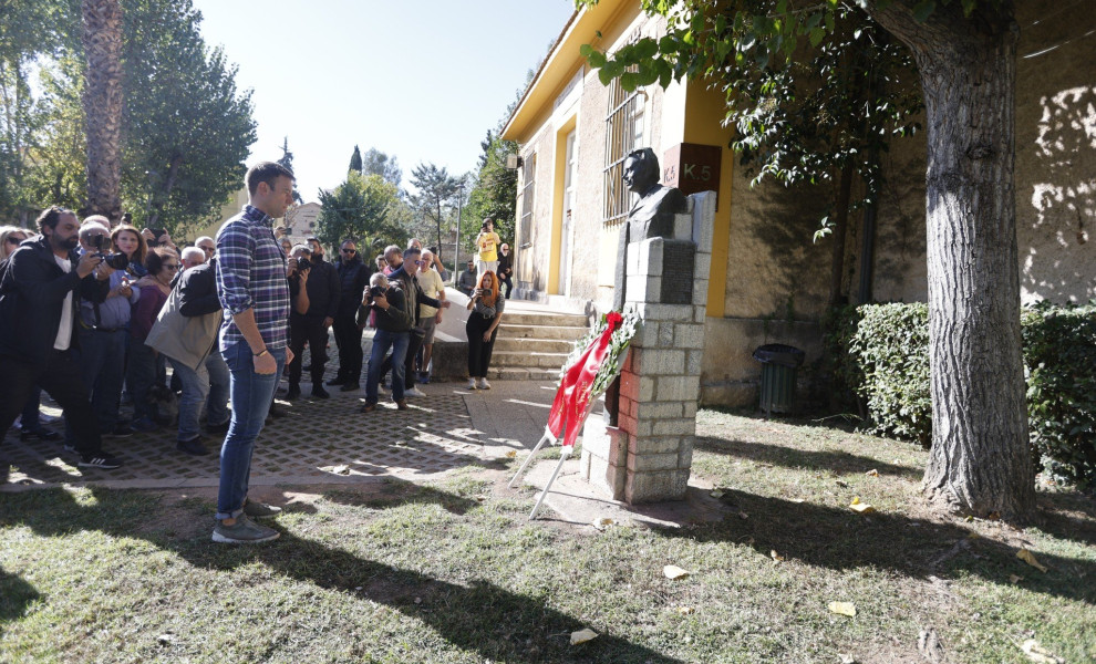 Ο Στέφανος Κασσελάκης στο μνημείο του ΕΑΤ-ΕΣΑ/φωτό eurokinissi