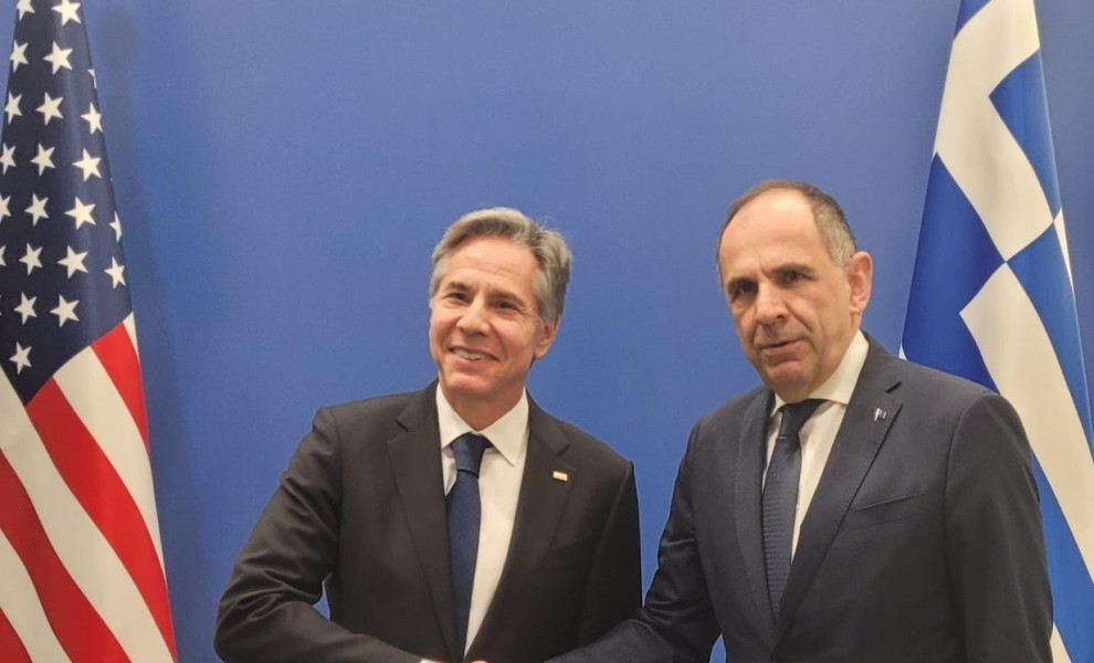 Ο Άντονι Μπλίνκεν ανταλλάσσει χειραψία με τον Γιώργο Γεραπετρίτη (φωτο: ΥΠΕΞ)