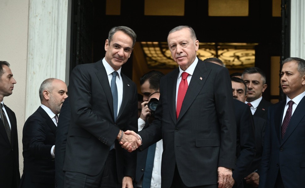 Ο Κ. Μητσοτάκης υποδέχεται τον Τ. Ερντογάν στο Μέγαρο Μαξίμου (φωτο: Eurokinissi) Ο Κ. Μητσοτάκης υποδέχεται τον Τ. Ερντογάν στο Μέγαρο Μαξίμου (φωτο: Eurokinissi)