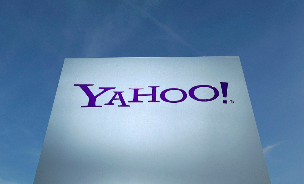FILE PHOTO: A Yahoo logo is pictured in front of a building in Rolle, Switzerland December 12, 2012.  REUTERS/Denis Balibouse