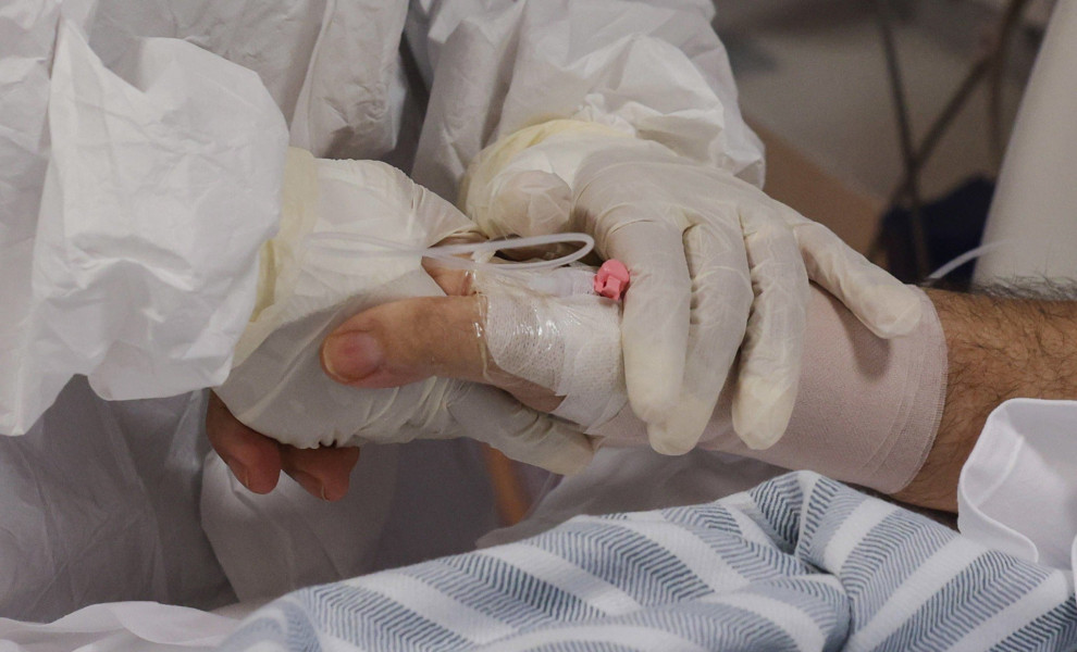 Φωτογραφία από ασθενή που του κρατάει το χέρι γιατρός στην Ιταλία / ΑΠΕ - EPA