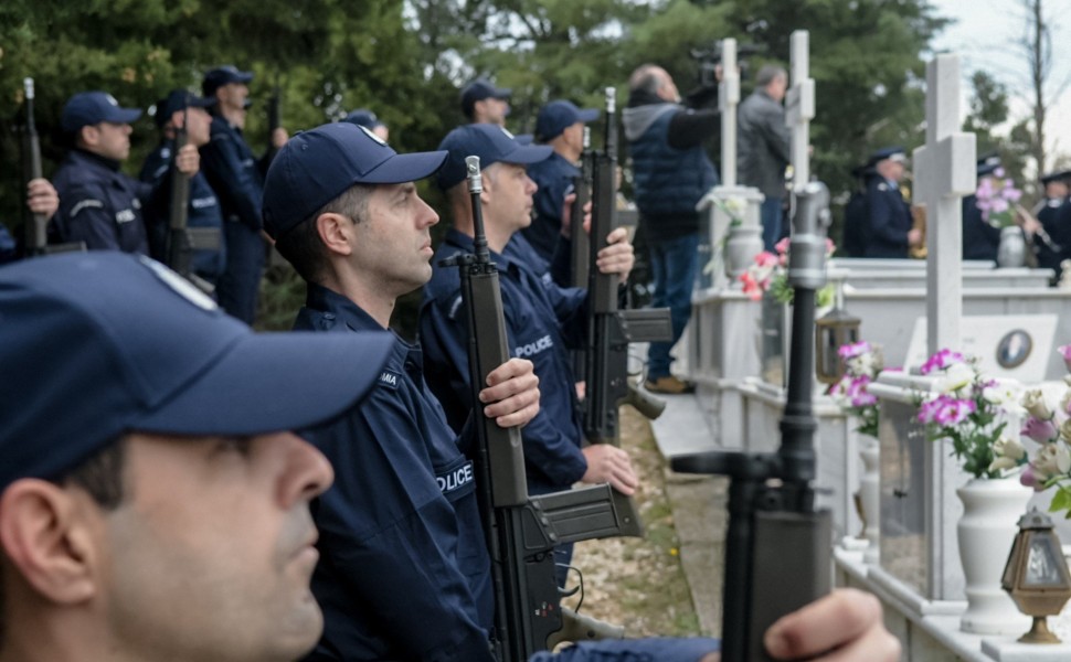Στιγμιότυπο από τη κηδεία του 29χρονου αστυνομικού / Φωτ.: Eurokinissi Στιγμιότυπο από τη κηδεία του 29χρονου αστυνομικού / Φωτ.: Eurokinissi