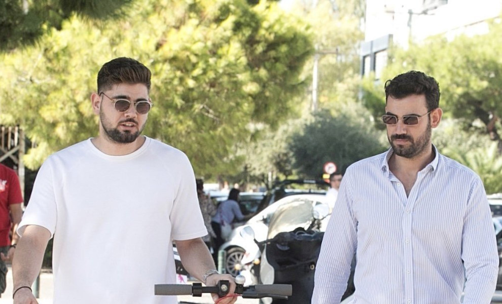 Ο Νίκος Οολυδερόπουλοε με τον αφελφο του Παντελη/ Πηγή: Ndp