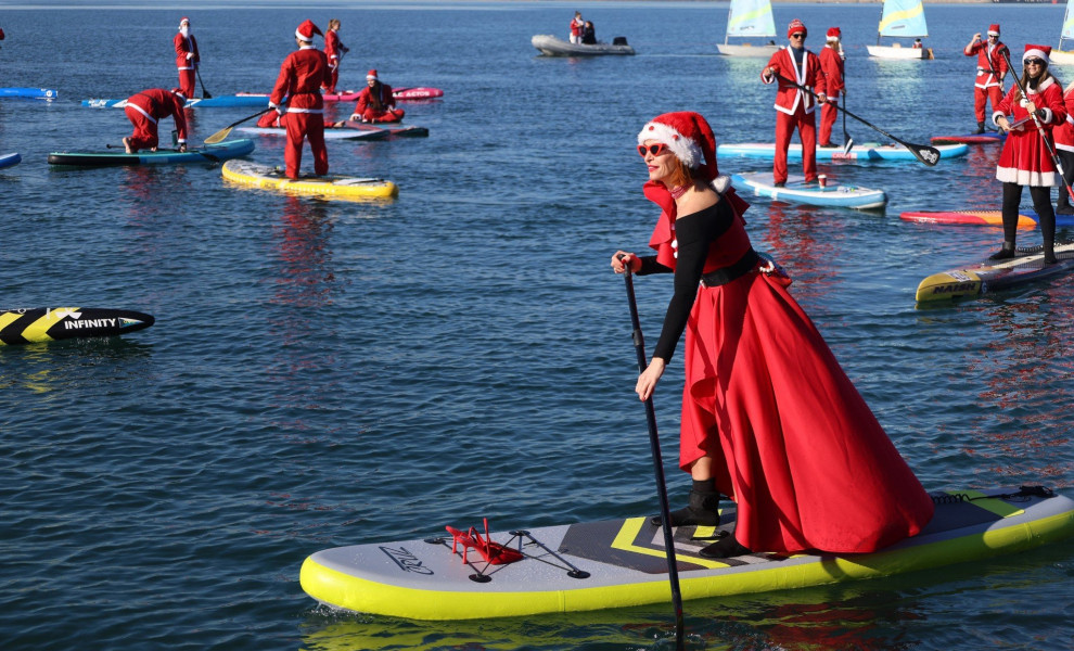 Μέλη του ομίλου ThesSUP διασχίζουν τον Θερμαϊκό με στολές Άγιου Βασίλη / Φωτ. ΑΠΕ-ΜΠΕ