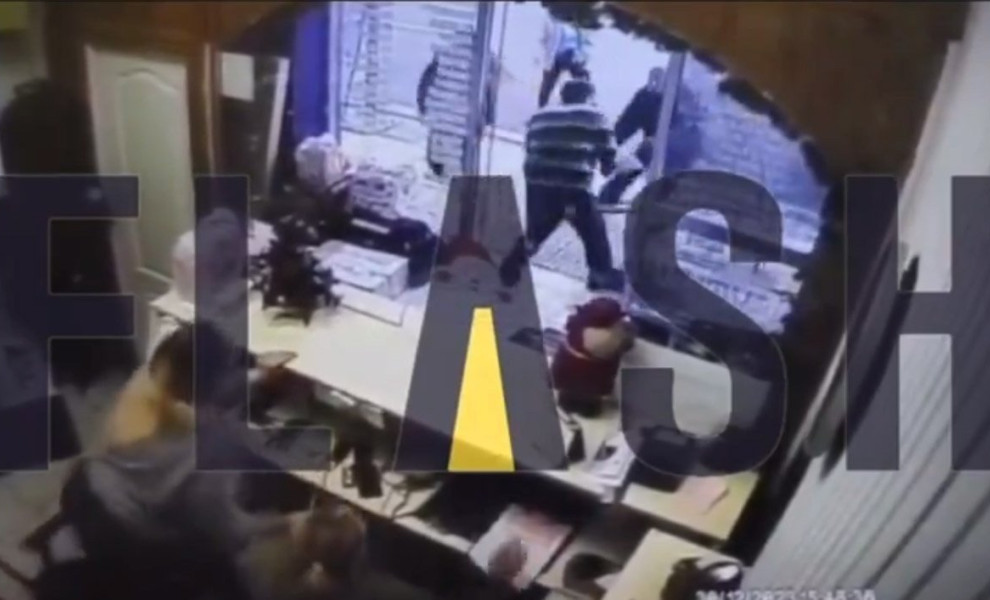 Επίθεση με μαχαίρι στον Πειραιά/flash.gr