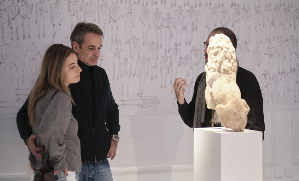 Ο Κυριάκος Μητσοτάκης με την κόρη του Δάφνη, στο Μουσείο Κυκλαδικής Τέχνης.