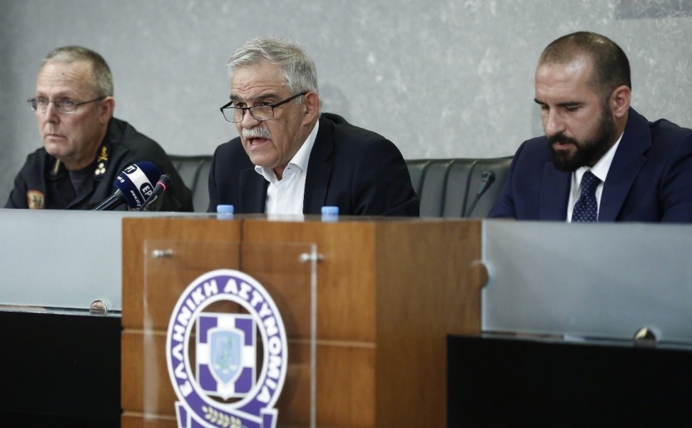 Νίκος Τόσκας, Δημήτρης Τζανακόπουλος με τον τότε αρχηγό της Πυροσβεστικής Σωτήρη Τερζούδη στη συνέντευξη Τύπου για το Μάτι / Eurokinissi Νίκος Τόσκας, Δημήτρης Τζανακόπουλος με τον τότε αρχηγό της Πυροσβεστικής Σωτήρη Τερζούδη στη συνέντευξη Τύπου για το Μάτι / Eurokinissi
