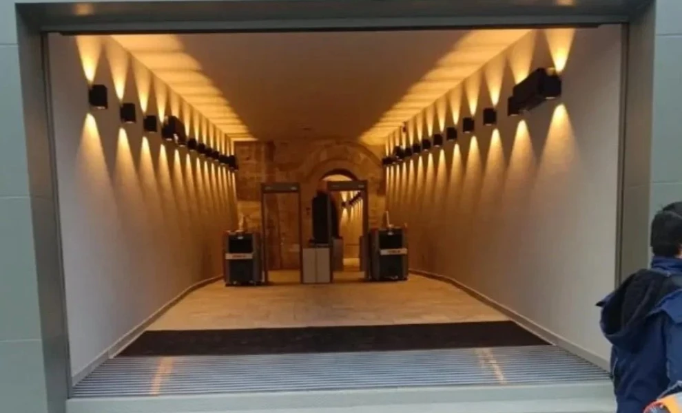 «Θυμίζει γκαραζόπορτα» γράφουν τα αντιπολιτευόμενα μέσα στην Τουρκία για την είσοδο των επισκεπτών στην Αγία Σοφία