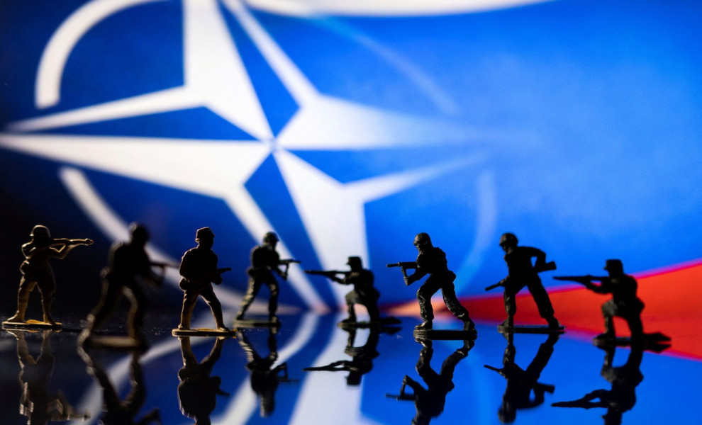 Φιγούρες στρατιωτών μπροστά από τις σημαίες του ΝΑΤΟ και της Ρωσίας / Φωτ. Reuters