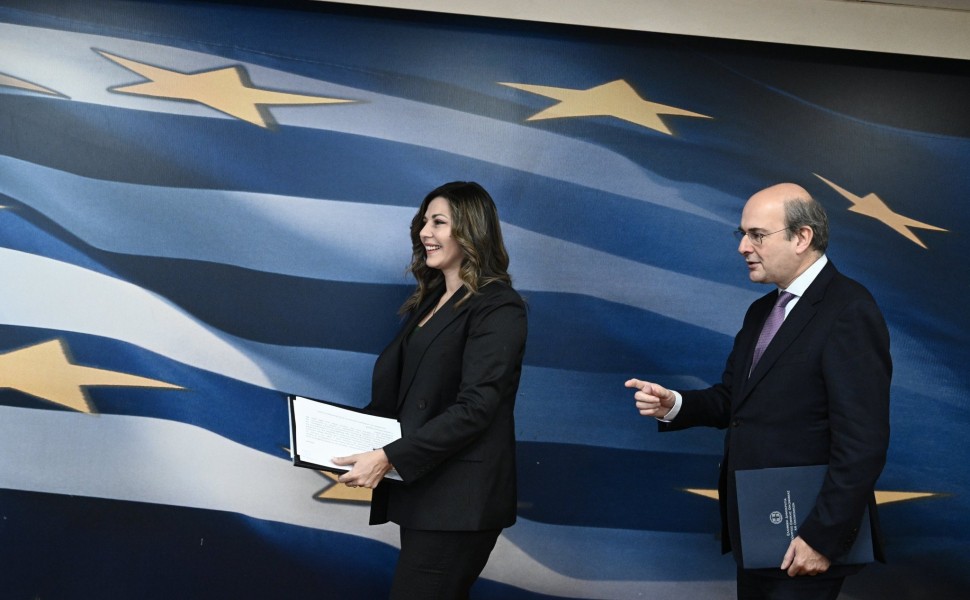 Νέα μέτρα για τη στήριξη της οικογένειας ανακοίνωσαν οι Κωστής Χατζηδάκης και Σοφία Ζαχαράκη / Φωτ. Eurokinissi Νέα μέτρα για τη στήριξη της οικογένειας ανακοίνωσαν οι Κωστής Χατζηδάκης και Σοφία Ζαχαράκη / Φωτ. Eurokinissi