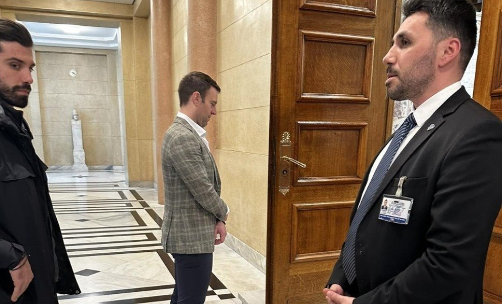 Ο Στέφανος Κασσελάκης στη βουλή παρακολουθεί έξω από την αίθουσα της Ολομέλειας την τοποθέτηση του Σωκράτη Φάμελλου.