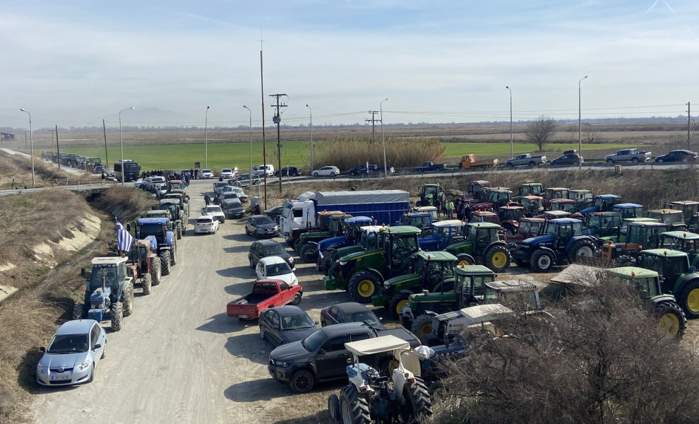 Αποκλεισμός της Εθνικής Οδού Αθηνών - Θεσσαλονίκης πριν τα διόδια των Μαλγάρων από αγρότες/φωτό INTIME