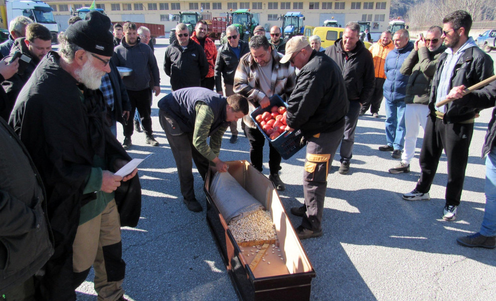 Έβαλαν τα προϊόντα τους σε...φέρετρο και έκαναν την «κηδεία της αγροτιάς» στην Καστοριά / Intime