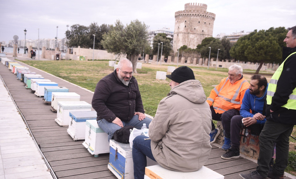 Μελισσοκόμοι διαμαρτυρήθηκαν στην παραλιακή της Θεσσαλονίκης τοποθετώντας κυψέλες κατά μήκος του δρόμου / Intime