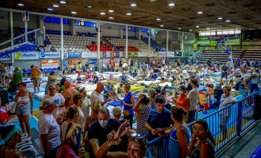 Φιλοξενία των τουριστών που μεταφέρθηκαν αργά χθες το βράδυ από τις πυρόπληκτες περιοχές της Ρόδου στα κλειστά γήπεδα Καλλιθίων ,στο Βενετόκλειο, καθώς και σε δυο Γυμνάσια-Λύκεια στο κέντρο της πόλης της Ρόδου.Τουρίστες μεταφέρονται με πούλμαν στο αεροδρό