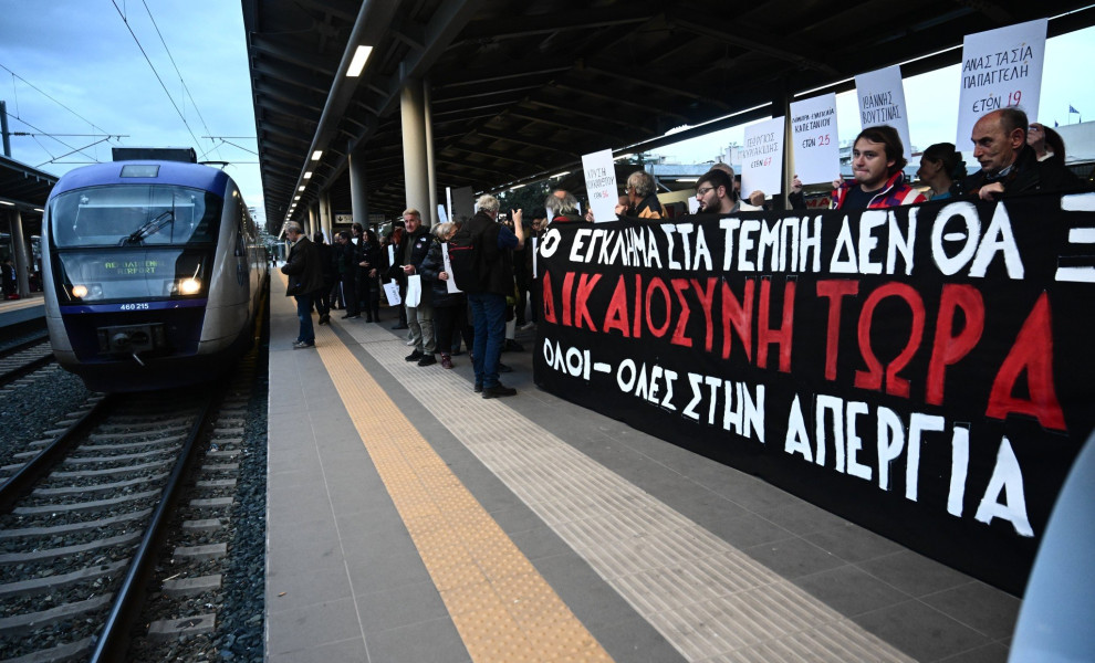 Παρέμβαση της Νέας Αριστεράς στο σταθμό Λαρίσης για τη συμπλήρωση ενός χρόνου από την τραγωδία στα Τέμπη. ΚΩΣΤΑΣ ΤΖΟΥΜΑΣ/EUROKINISSI