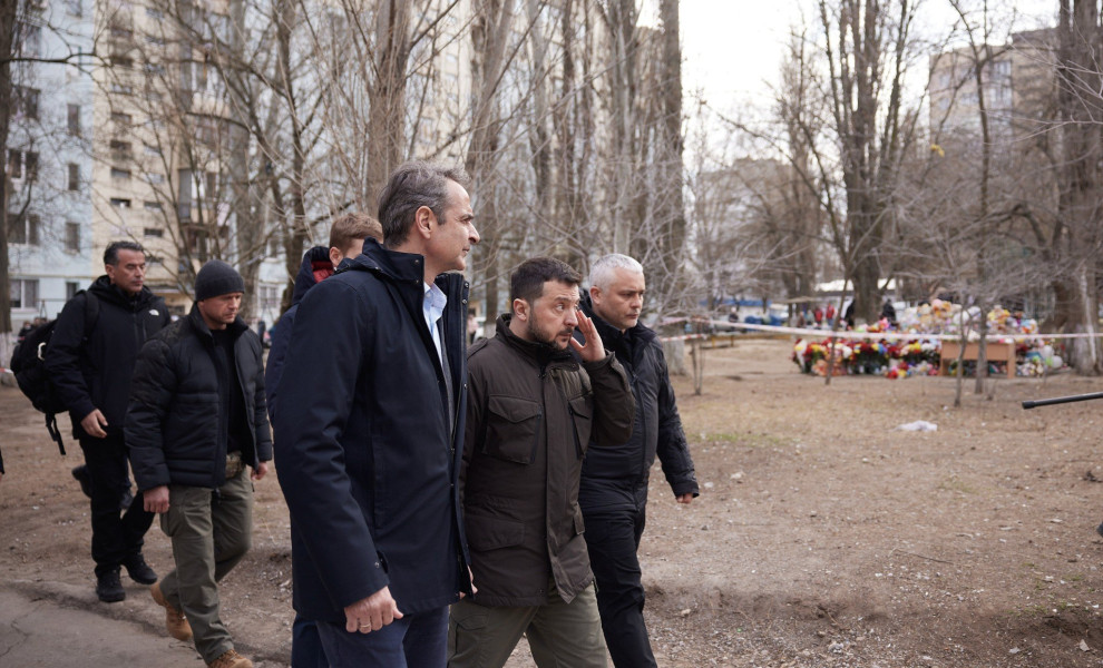 Μητσοτάκης και Ζελένσκι περιηγούνται στα βομβαρδισμένη κτίρια της Οδησσού (φωτο: Eurokinissi)