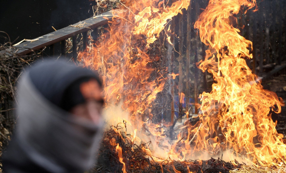 Φωτιές στην Πλατεία Σουμάν από εξαγριωμένους αγρότες στις Βρυξέλλες / Reuters