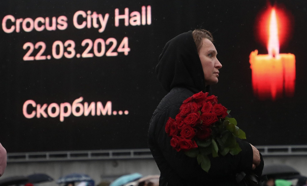 Εικόνα από ανθρώπους που θρηνούν και αφήνουν λουλούδια στον συναυλιακό χώρο Crocus City Hall μετά από την τρομοκρατική επίθεση (φωτο: ΑΠΕ-ΜΠΕ/EPA/MAXIM SHIPENKOV)