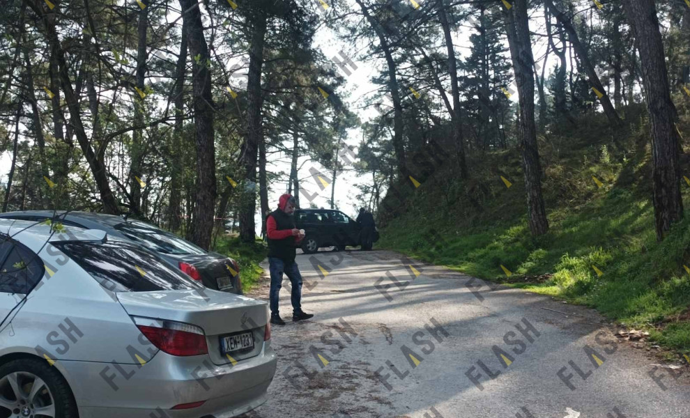 Αστυνομικοί έχουν αποκλείσει το σημείο όπου βρέθηκε το πτώμα στα Ιωάννινα / Flash.gr