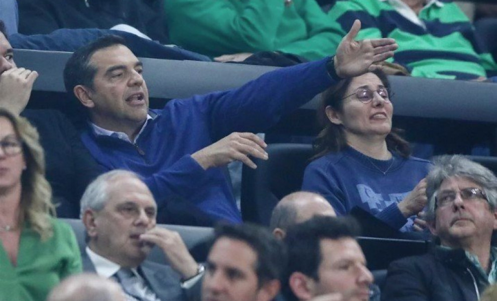 λέξης Τσίπρας και Μπέτυ Μπαζιάνα σε εξέδρες του ΟΑΚΑ / intime