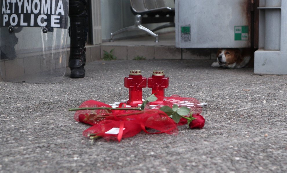 Κεριά στον τόπο που δολοφονήθηκε η 28χρονη μπροστά στο Αστυνομικό Τμήμα Αγίων Αναργύρων / Eurokinissi