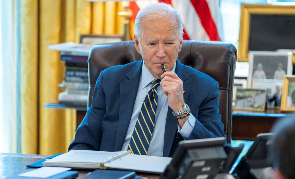 Ο τζο Μπάιντεν στο γραφείο του στον λευκό Οίκο / Reuters