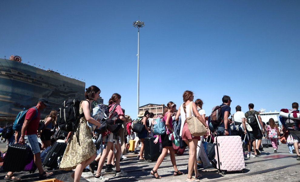 Επιβάτες μπαίνουν σε πλοίο / Eurokinissi Επιβάτες μπαίνουν σε πλοίο / Eurokinissi