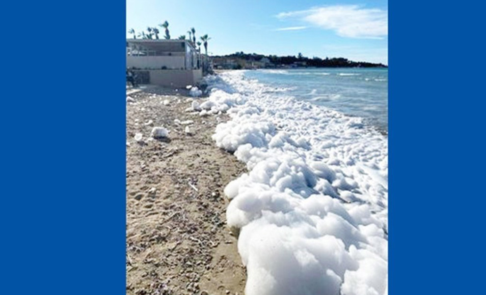 Αφροί στην παραλία του Τσιλιβί στη Ζάκυνθο/imerazante