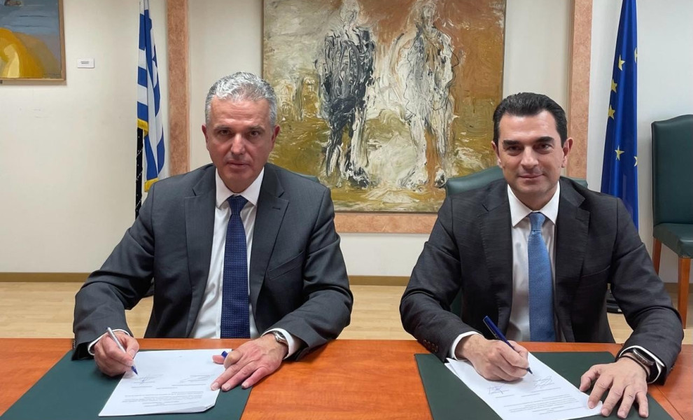 Ο Γρηγόρης Σκλήκας και ο Κώστας Σκρέκας κατά την υπογραφή της συμφωνίας (φωτο: ΥΠΕΝ)