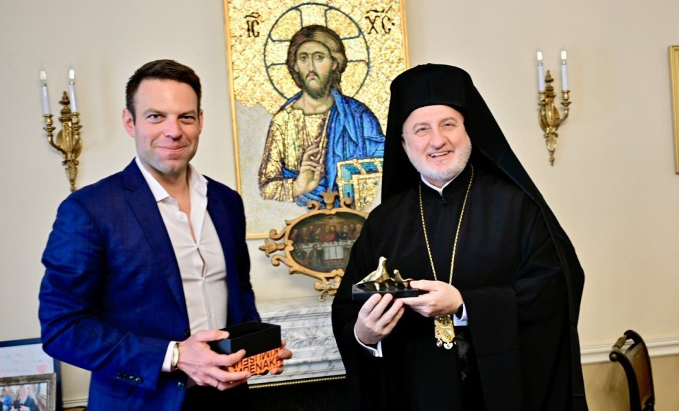 Ο Στέφανος Κασσελάκης με τον Αρχιεπίσκοπο Ελπιδοφόρο (φωτο: ΑΠΕ-ΜΠΕ/ΓΡΑΦΕΙΟ ΤΥΠΟΥ ΣΥΡΙΖΑ-ΠΣ/STR)