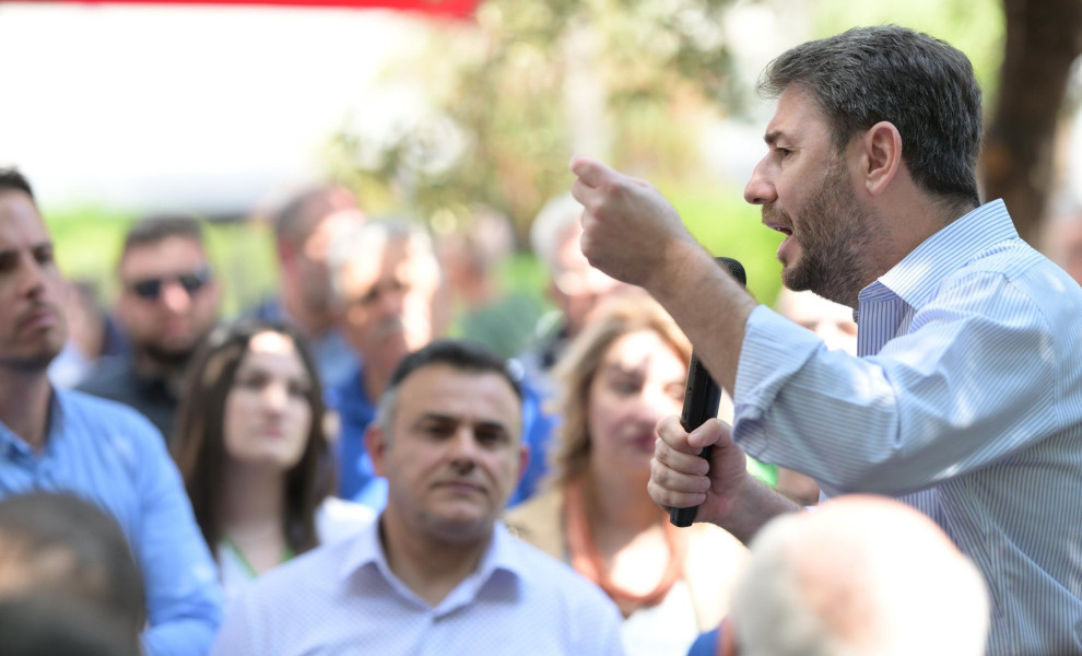 «Θα ανατρέψουμε τα προγνωστικά» επιμένουν στο ΠΑΣΟΚ. Φωτό από την επίσκεψη του Νίκου Ανδρουλάκη στην Ηλιούπολη / Eurokinissi