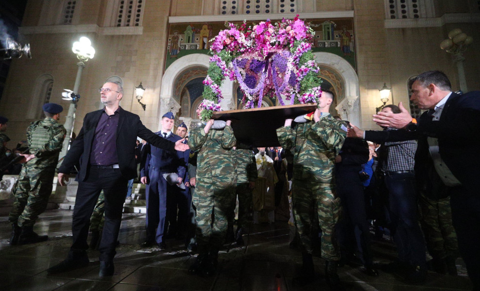 Η περιφορά του Επιταφίου στον Ιερό Μητροπολιτικό Ναό Αθηνών