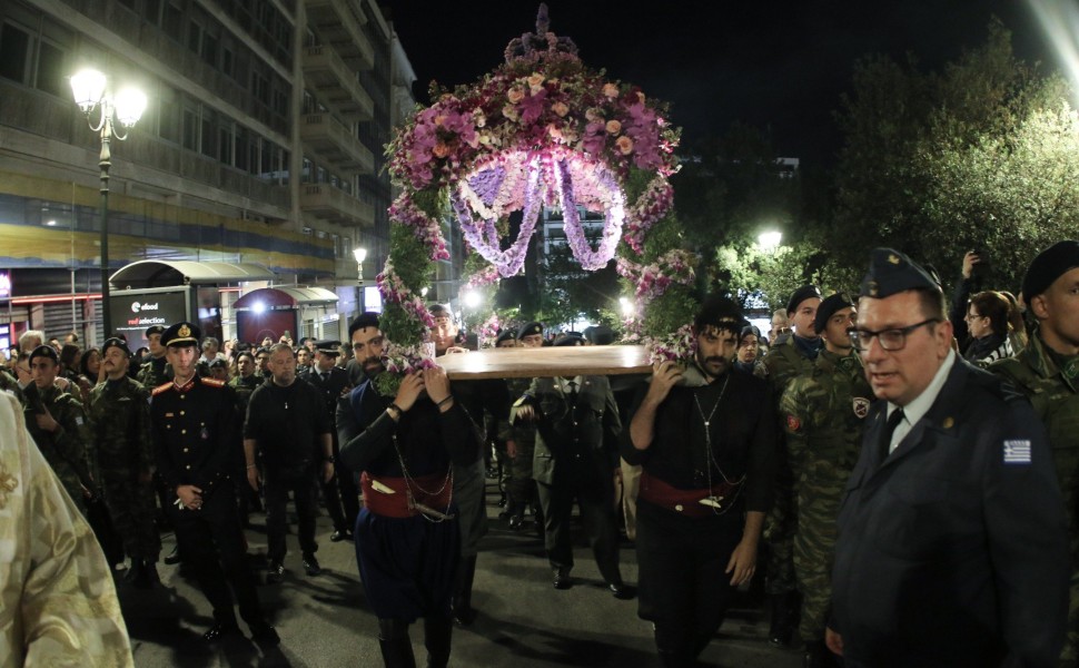 Περιφορά του Επιταφίου στον Ιερό Μητροπολιτικό Ναό Αθηνών / Eurokinissi