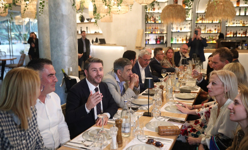 Ο Νίκος Ανδρουλάκης με τους υποψήφιους ευρωβουλευτές του ΠΑΣΟΚ / Eurokinissi