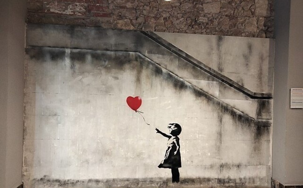 Το κορίτσι με το κόκκινο μπαλόνι, έργο του Banksy στη Βαρκελώνη / WikiCommons Το κορίτσι με το κόκκινο μπαλόνι, έργο του Banksy στη Βαρκελώνη / WikiCommons