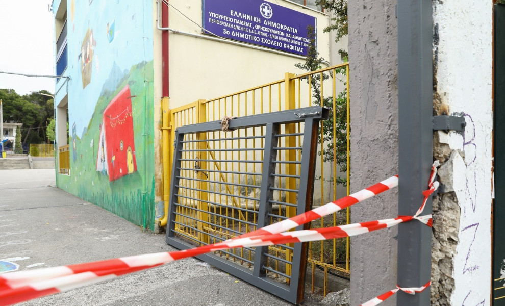 Η πόρτα που καταπλάκωσε μαθητές στην Κηφισιά / Φωτ.: Intime