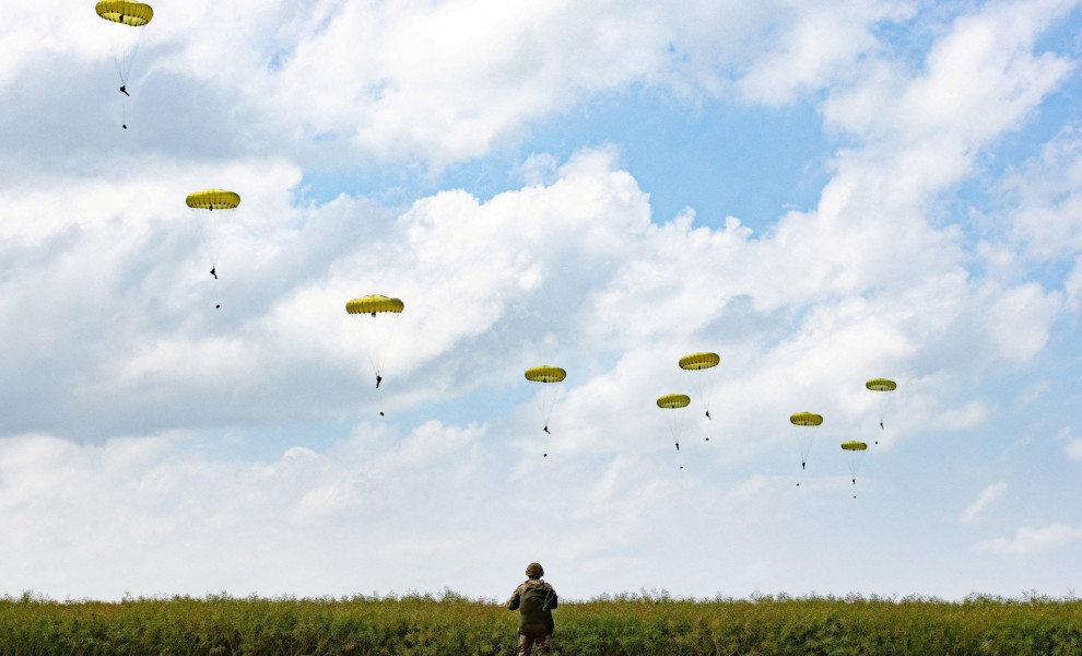 Βρετανοί αλεξιπτωτιστές προσγειώνονται στη Νορμανδία για να τιμήσουν το D-Day / Reuters