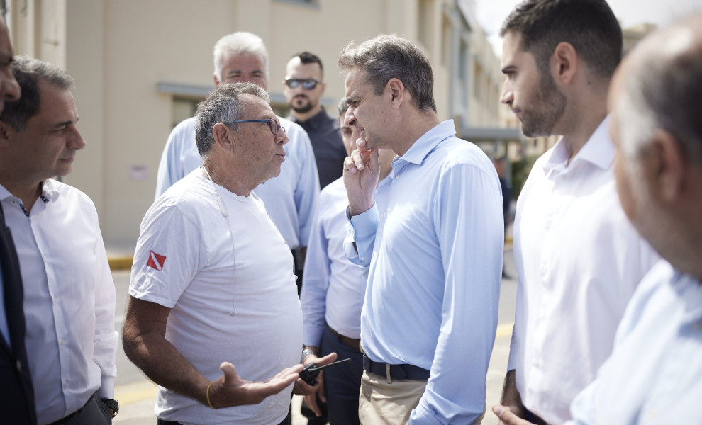 Ο Κυριάκος Μητσοτάκης συνομιλεί με πολίτες στην Κρήτη