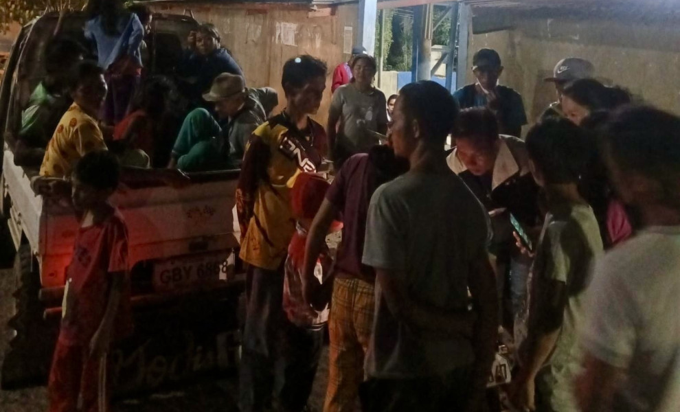 Άνθρωποι εγκαταλείπουν τα σπίτια τους / πηγή: ΑΠΕ ΕΡΑ