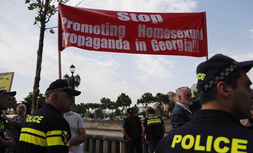 Διαμαρτυρία κατά της «ΛΟΑΤΚΙ προπαγάνδας» στη Γεωργία. ZURAB KURTSIKIDZE/EPA/ΑΠΕ-ΜΠΕ