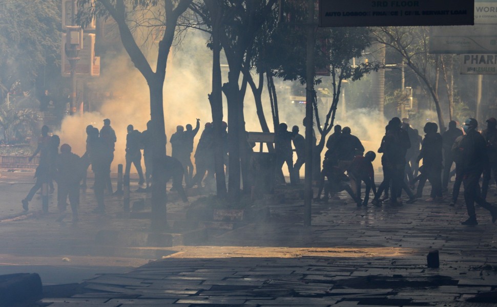 Διαδηλώσεις έξω από το Κοινοβούλιο της Κένυας στη Ναϊρόμπη / πηγή: ΑΠΕ ΕΡΑ Διαδηλώσεις έξω από το Κοινοβούλιο της Κένυας στη Ναϊρόμπη / πηγή: ΑΠΕ ΕΡΑ