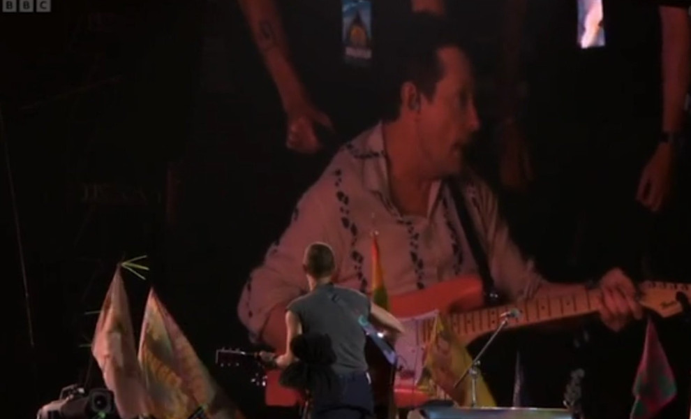 Ο Michael J. Fox παίζει κιθάρα σε συναυλία των Coldplay