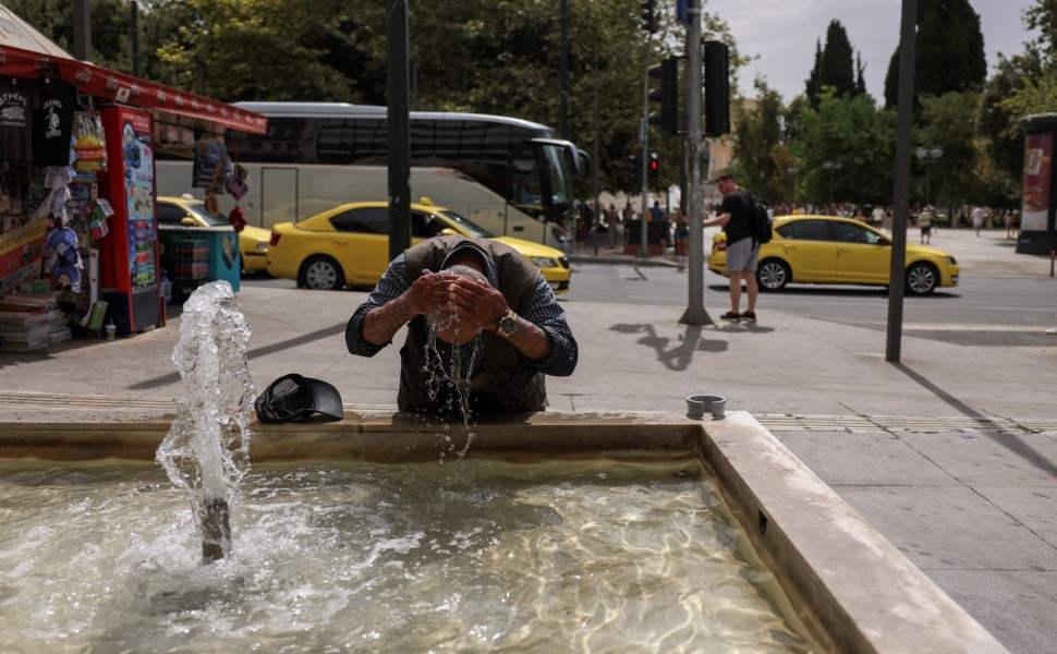 Καύσωνας στην Αθήνα / Φωτ.: Reuters Καύσωνας στην Αθήνα / Φωτ.: Reuters