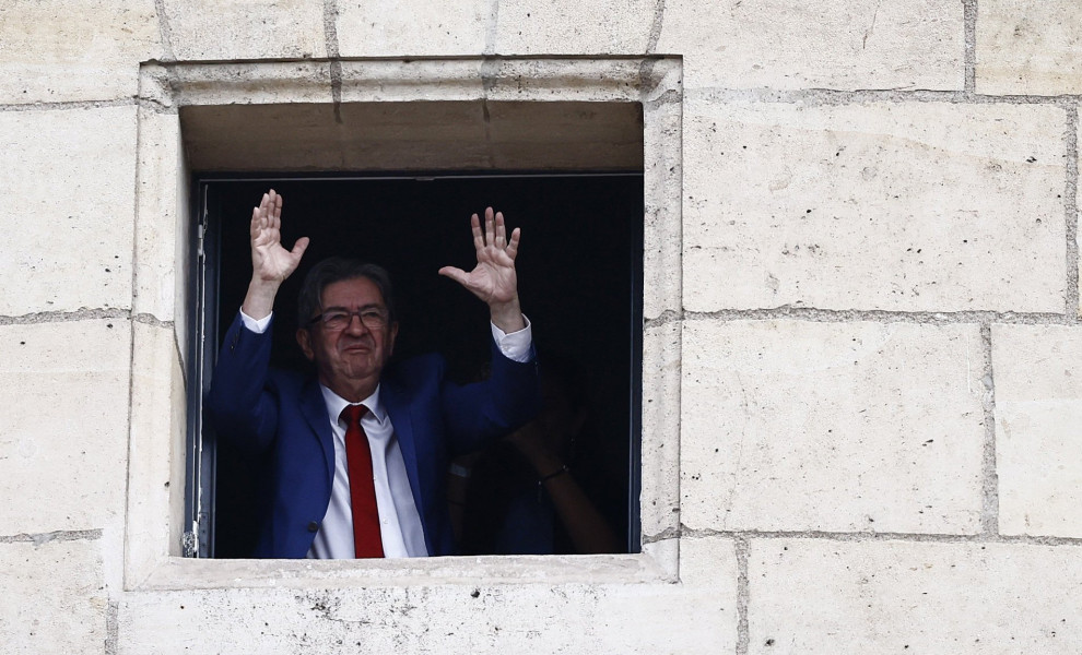 O Ζαν Λικ Μελανσόν πανηγυρίζει την πρωτιά στις εκλογές στη Γαλλία / Reuters