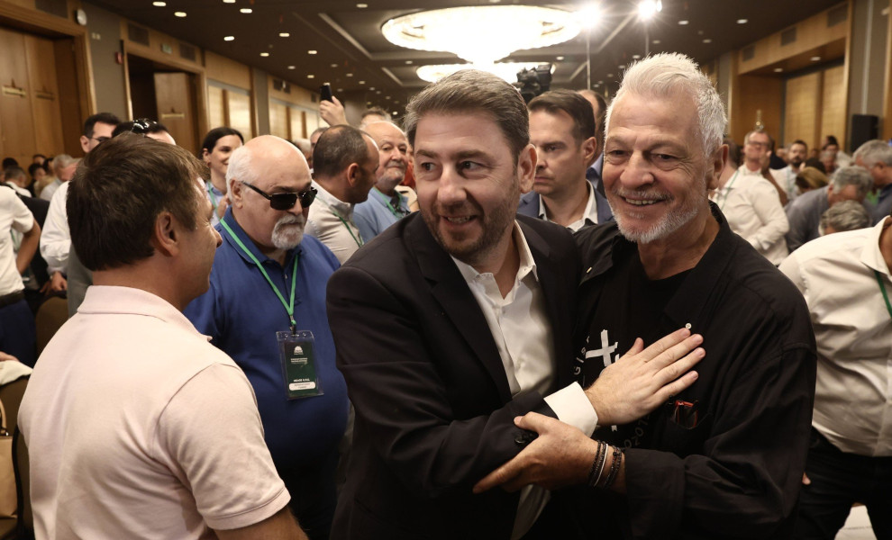 Ο Γιάννης Κανελλάκης με τον πρόεδρο του ΠΑΣΟΚ Νίκο Ανδρουλάκη / Intime