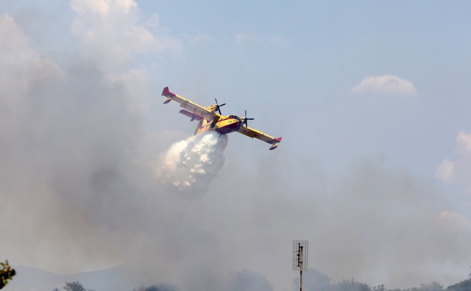 Στη μάχη τα εναέρια μέσα για τη φωτιά στο Τρίλοφο / Intime Στη μάχη τα εναέρια μέσα για τη φωτιά στο Τρίλοφο / Intime