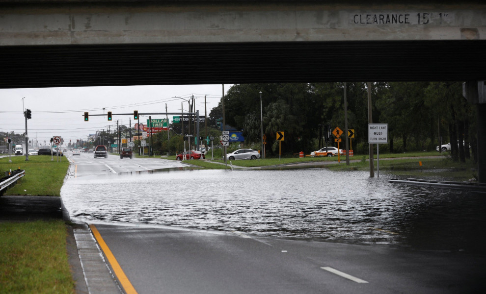 Ο κυκλώνας Ντέμπι σφυροκοπά την πόλη της Φλόριντα / Reuters